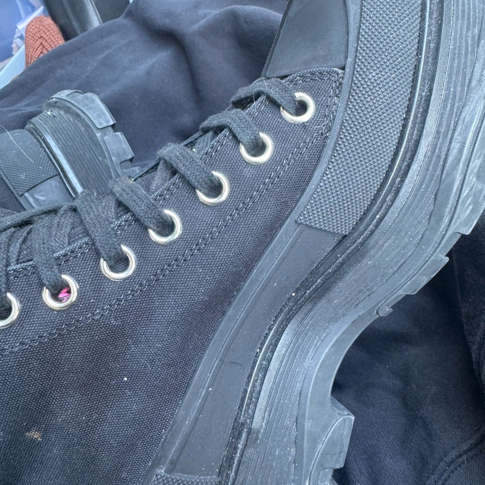 Barely worn Alexander Mqueen boots in black